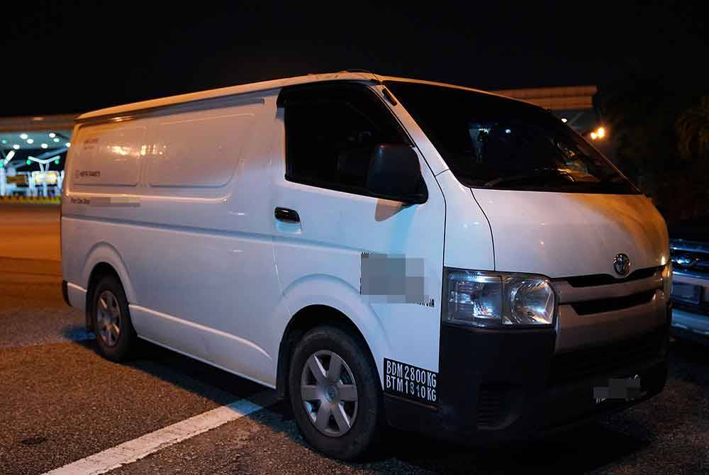 Sebuah van dipercayai dipandu seorang lelaki warga Pakistan ditahan dalam operasi bersepadu berdekatan Plaza Tol Puchong Selatan pada Selasa. FOTO MOHD HALIM ABDUL WAHID