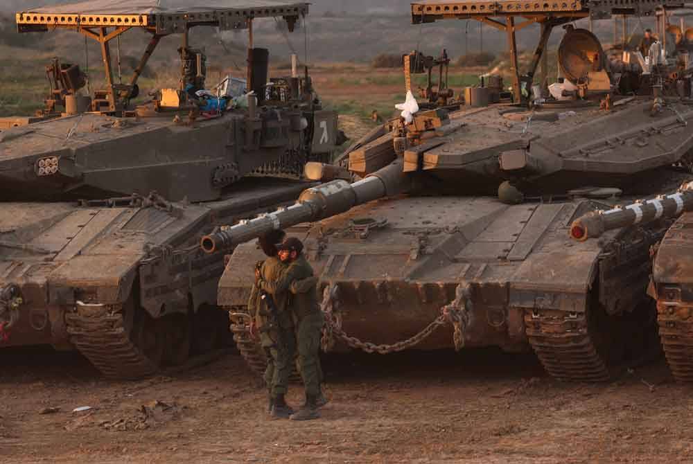 Tentera Israel dilihat berhampiran sempadan dengan Semenanjung Gaza, di selatan Israel pada Ahad. Foto Xinhua