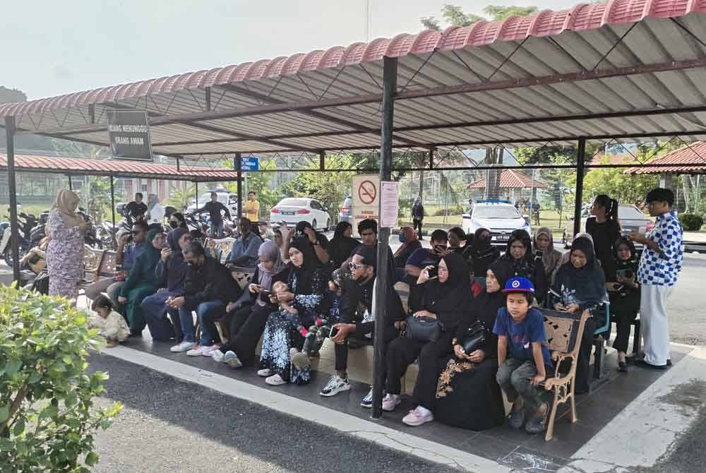 Sebahagian ahli keluarga Bella tiba di Kompleks Mahkamah Batu Pahat pagi tadi.