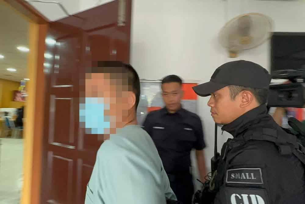 Suspek utama kes Bella tiba ke Kompleks Mahkamah Batu Pahat pagi tadi.