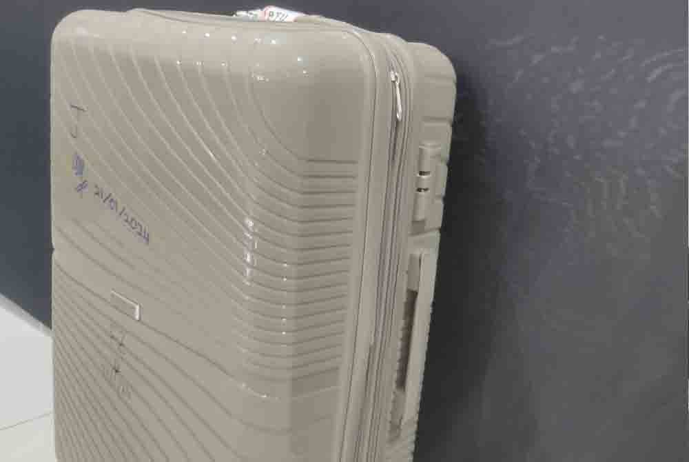 Bagasi yang dirampas polis digunakan suspek untuk membawa dadah di KLIA2, Sepang, Ahad lalu.