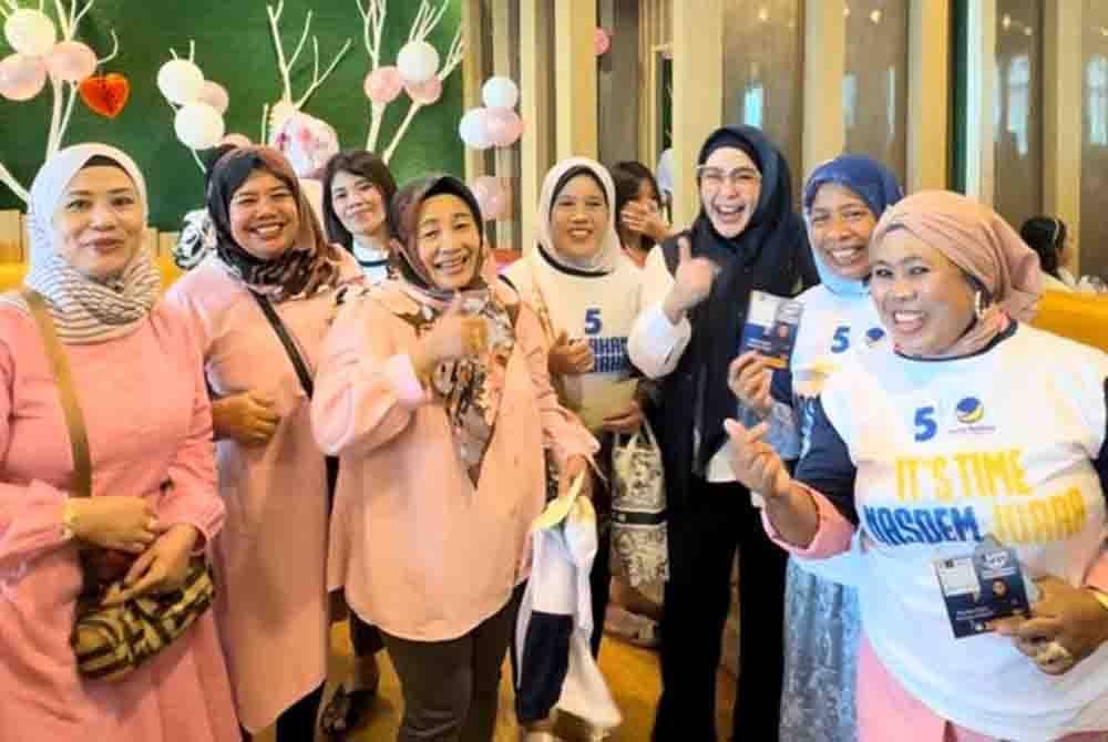 Dr Risti Yuni Lestari (tiga dari kanan) bergambar dengan tetamu yang hadir.