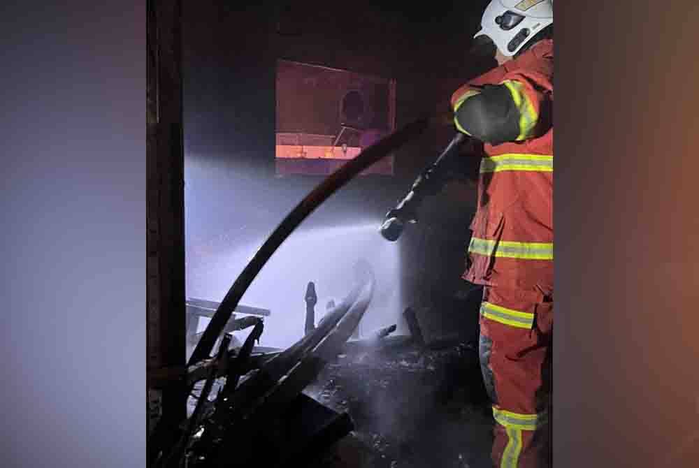 Pasukan bomba bertungkus lumus memadamkan kebakaran membabitkan sebuah rumah di Taman Merinding, Labuan.