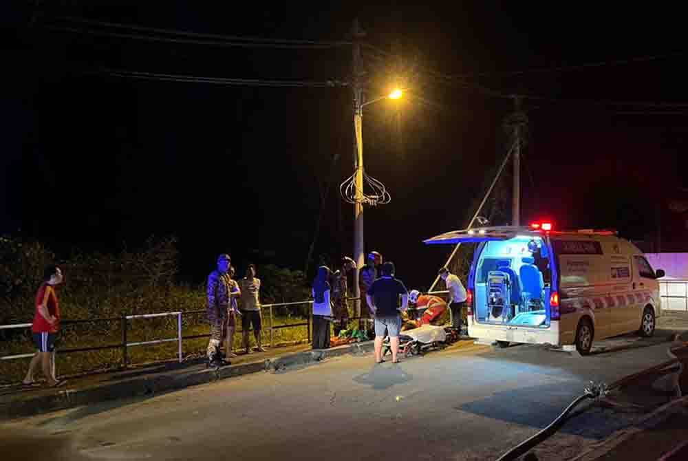 Mangsa yang cedera dihantar ke hospital menggunakan ambulans.