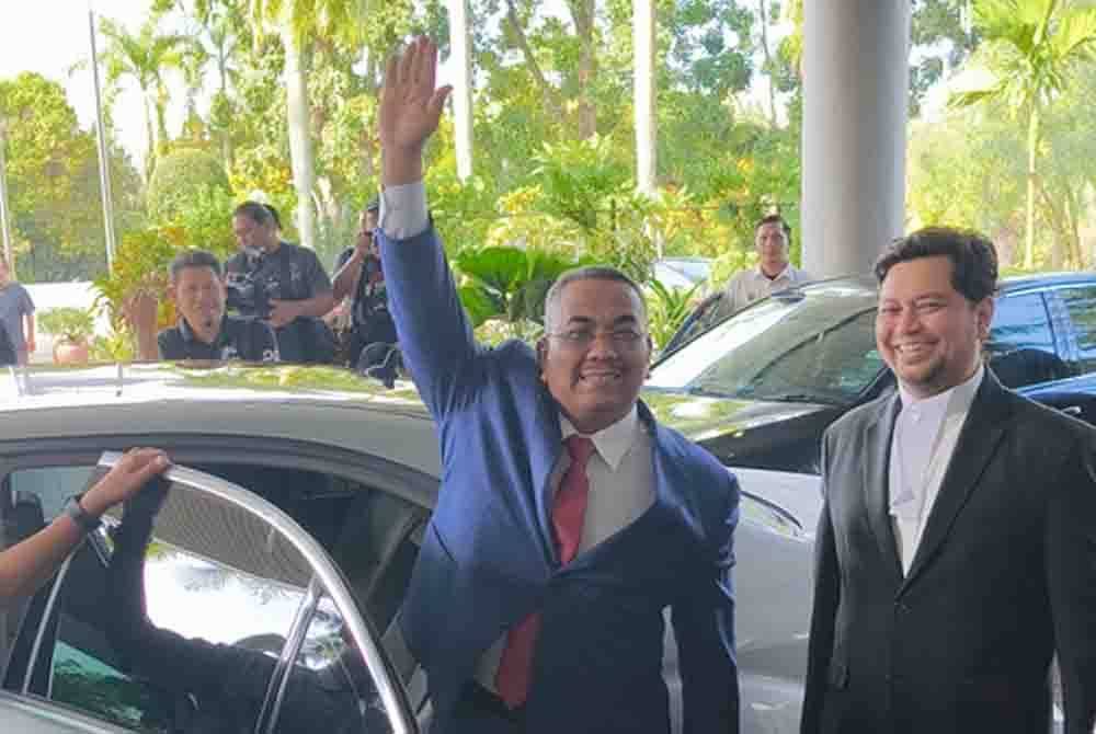 Muhammad Sanusi (kiri) ketika hadir ke Mahkamah Tinggi Shah Alam pada Rabu.