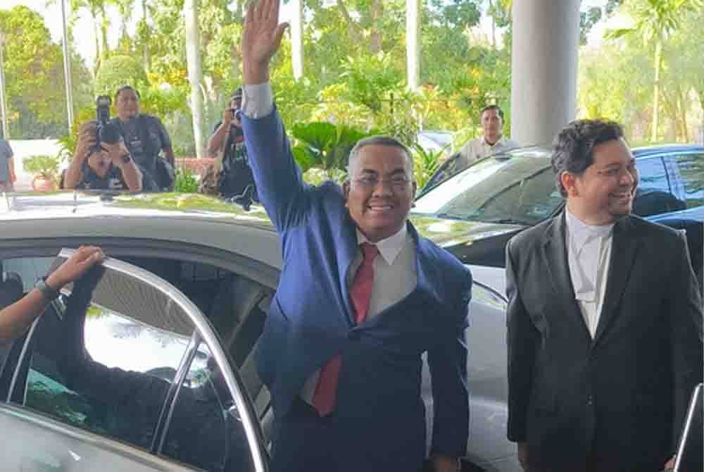 Muhammad Sanusi (kiri) ketika hadir ke Mahkamah Tinggi Shah Alam pada Rabu.