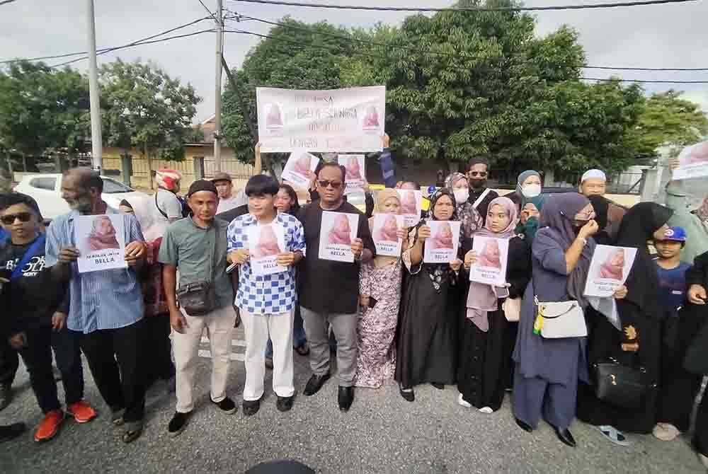 Nor Azhar (hadapan, tengah) bersama sebahagian ahli keluarga di hadapan Mahkamah Majistret, Batu Pahat pada Rabu.