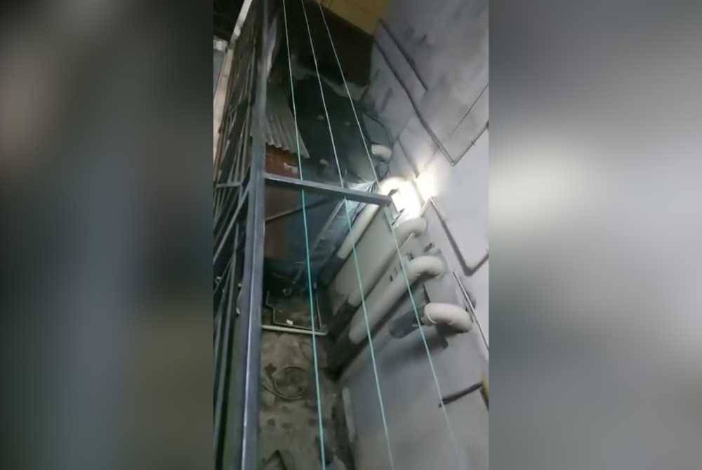 Rumah Khaironissa yang terletak di belakang kedai dobi 24 jam.