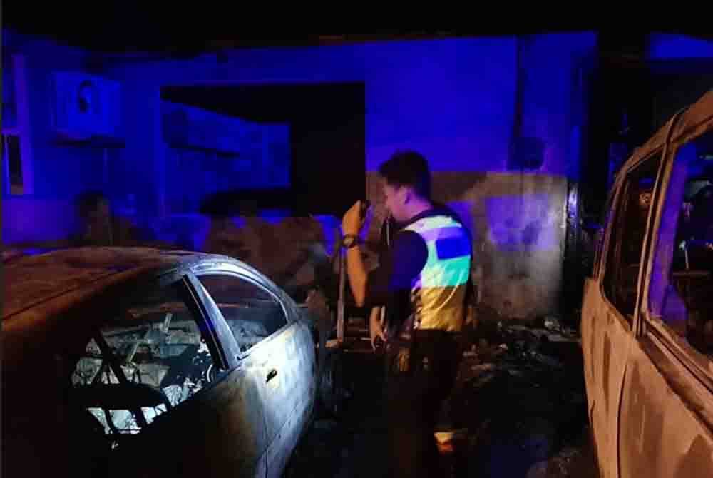 Pihak polis melakukan pemeriksaan di lokasi kebakaran rumah di Taman Merinding, Labuan.