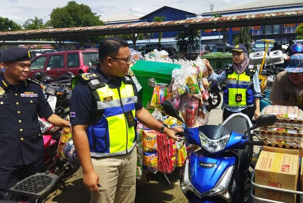 Mohd Zaki melihat motosikal yang disita dalam Ops Pewa, di sini, pada Rabu.