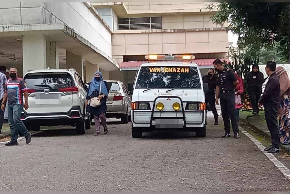 Van membawa jenazah Bella bertolak dari Jabatan Perubatan Forensik HSI, Johor Bahru pada Rabu untuk dikebumikan di Tanah Perkuburan Islam Banang, Batu Pahat.