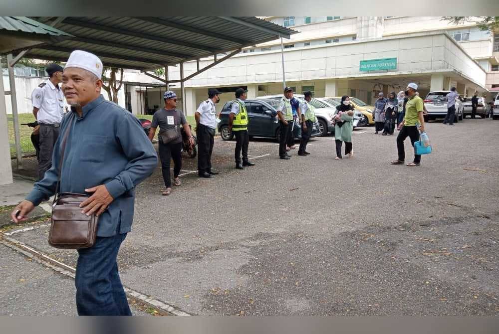 Bapa kepada Bella selepas selesai urusan proses menuntut jenazah di Jabatan Perubatan Forensik HSI, Johor Bahru pada Khamis