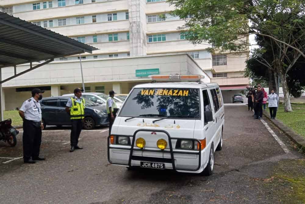 Van membawa jenazah Bella bertolak dari Jabatan Perubatan Forensik HSI, Johor Bahru pada Rabu untuk dikebumikan di Tanah Perkuburan Islam Banang, Batu Pahat.