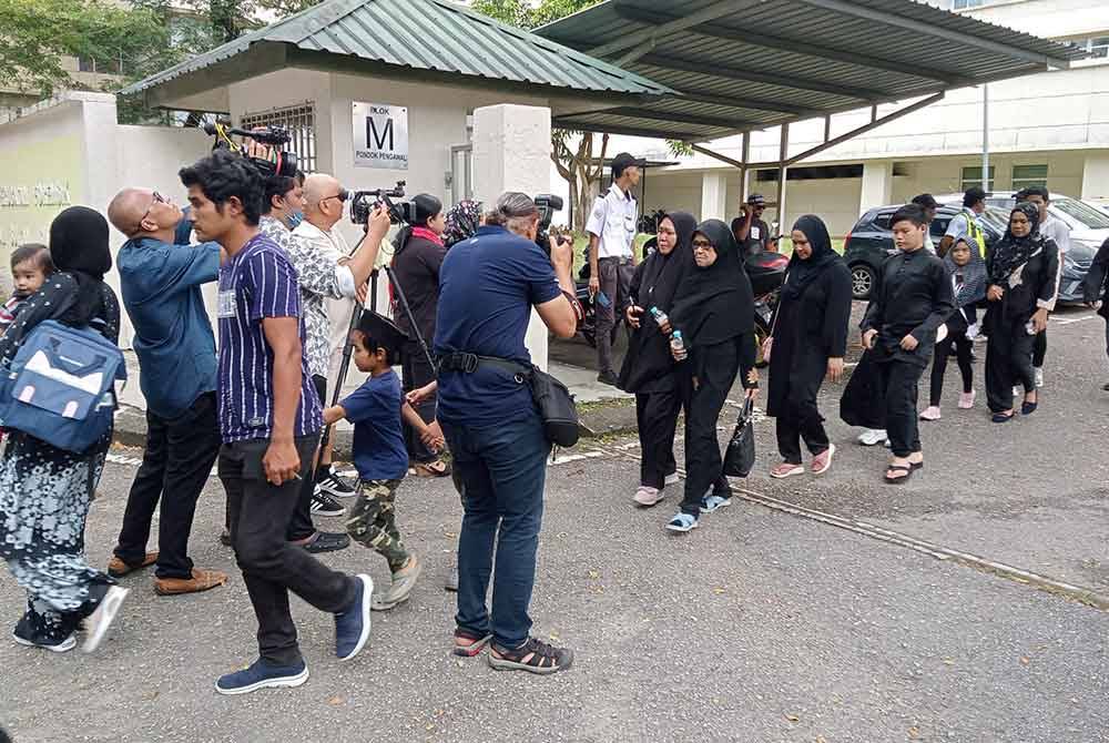 Ahli keluarga Bella hadir semasa urusan proses menuntut jenazah di Jabatan Perubatan Forensik HSI, Johor Bahru pada Rabu.
