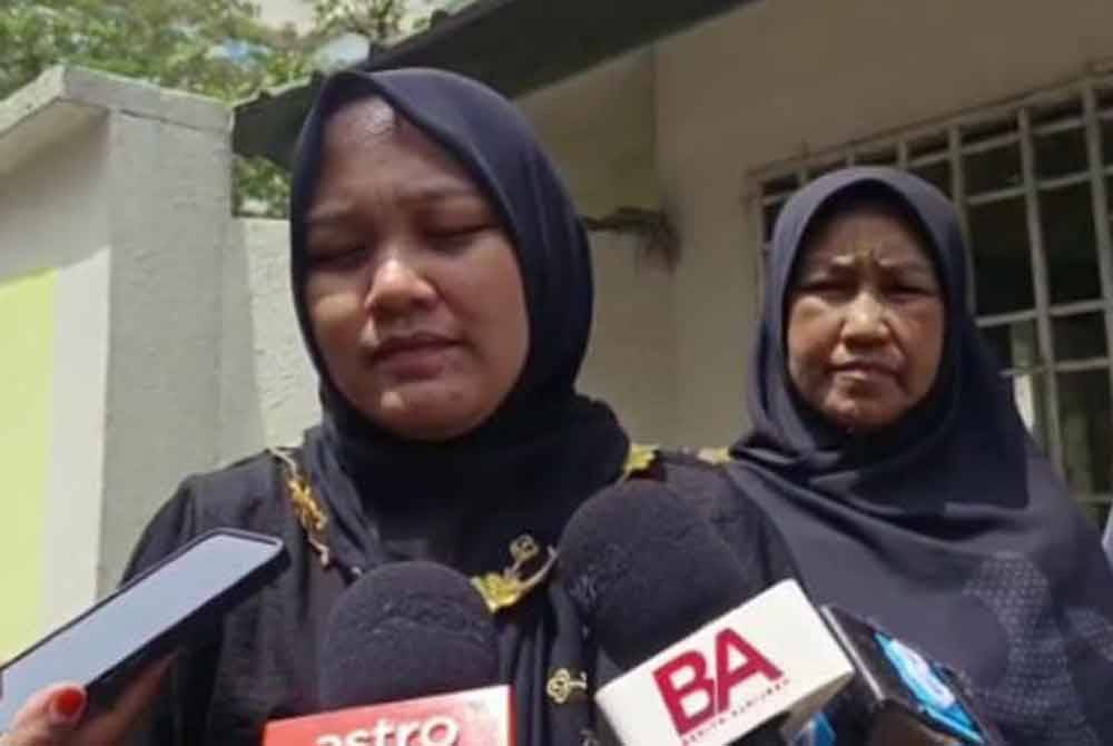 Norisam bersama ibu dan bapanya semasa ditemui pemberita di pekarangan Jabatan Perubatan Forensik HSI, Johor Bahru pada Rabu.