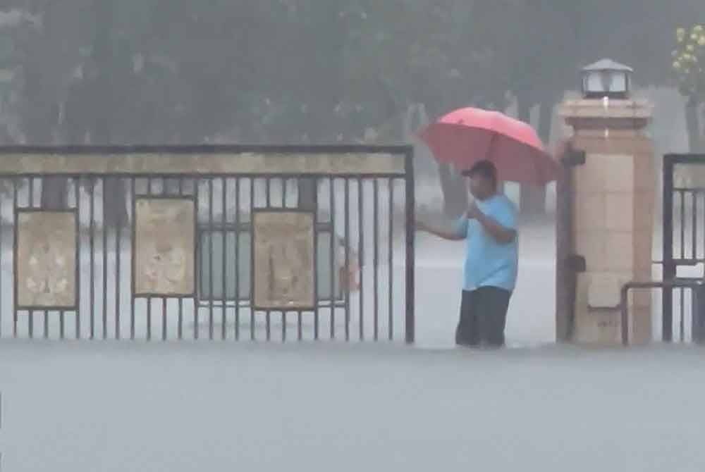 Tangkap layar video tular memaparkan pintu masuk Pejabat Jabatan Pengangkutan Jalan (JPJ) turut dinaiki air dalam bencana banjir berlaku di Kuala Terengganu.