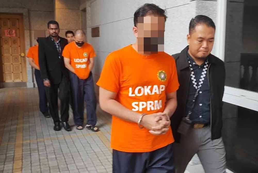 Suspek menerima suapan daripada syarikat serta kontraktor yang mendapat tender di sebuah kementerian dibawa ke Mahkamah Majistret Putrajaya pada Rabu bagi tahanan reman. Foto Ihsan SPRM.