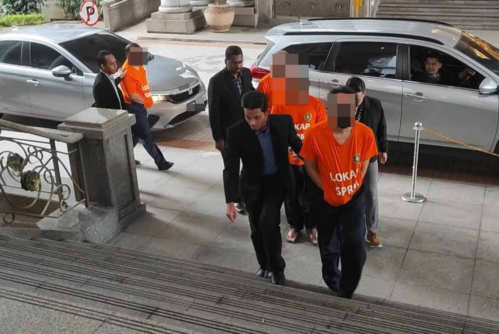 Empat individu ditahan SPRM kerana dipercayai terlibat menerima suapan daripada beberapa syarikat serta kontraktor yang mendapat tender di sebuah kementerian. Foto Ihsan SPRM.
