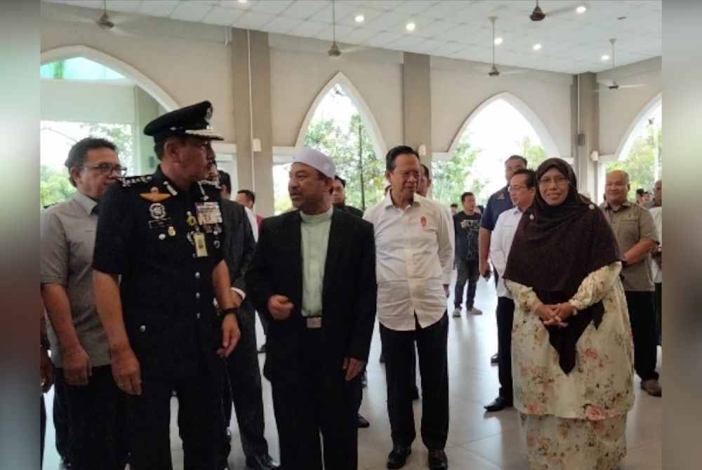 Nassuruddin (tengah) tiba di Dewan Apam Putra untuk menyampaikan kurniaan bantuan banjir daripada Yayasan Sultan Kelantan.