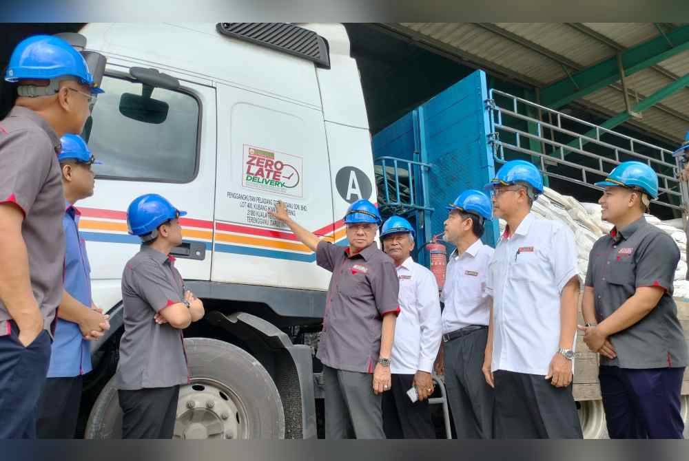 Zamri menunjukkan slogan 'zero late' sebagai jaminan tiada kelewatan penghantaran baja ke seluruh negara mengikut permintaan.