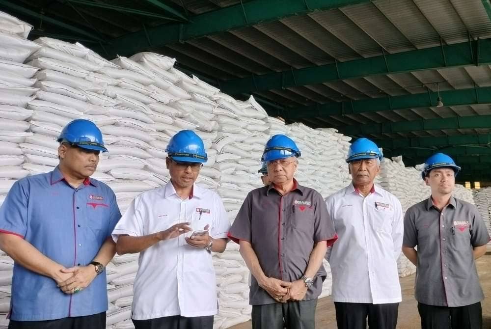 Zamri (tengah) melawat kilang baja di Gurun Kedah yang mampu mengeluarkan kira-kira 310,000 tan metrik baja setahun.