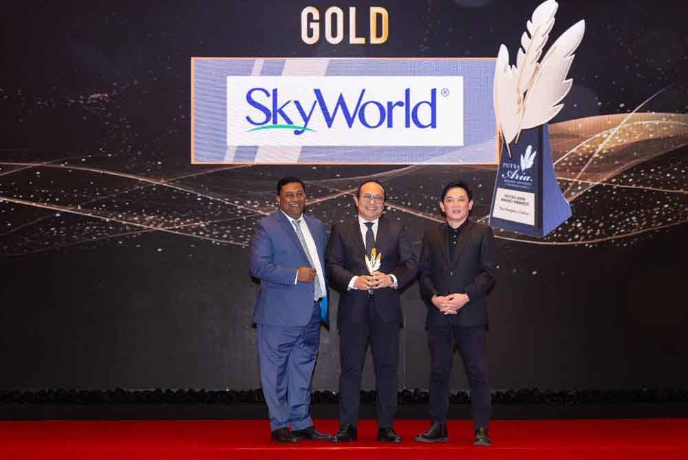 Lee Chee Seng (tengah) menerima Anugerah Emas di Anugerah Jenama Putra Aria 2024 di Hotel One World, Petaling Jaya.