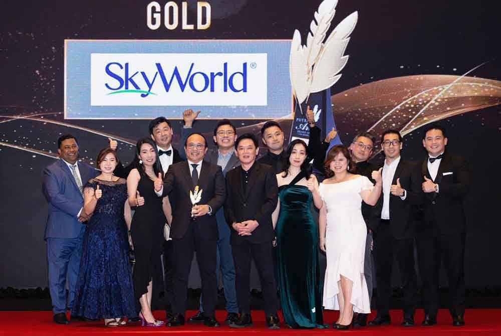 Lee Chee Seng (lima dari kiri) bersama kakitangan SkyWorld Development Berhad meraikan kemenangan penting di Anugerah Jenama Putra Aria 2024, memperoleh Anugerah Emas dalam kategori pembangunan hartanah.