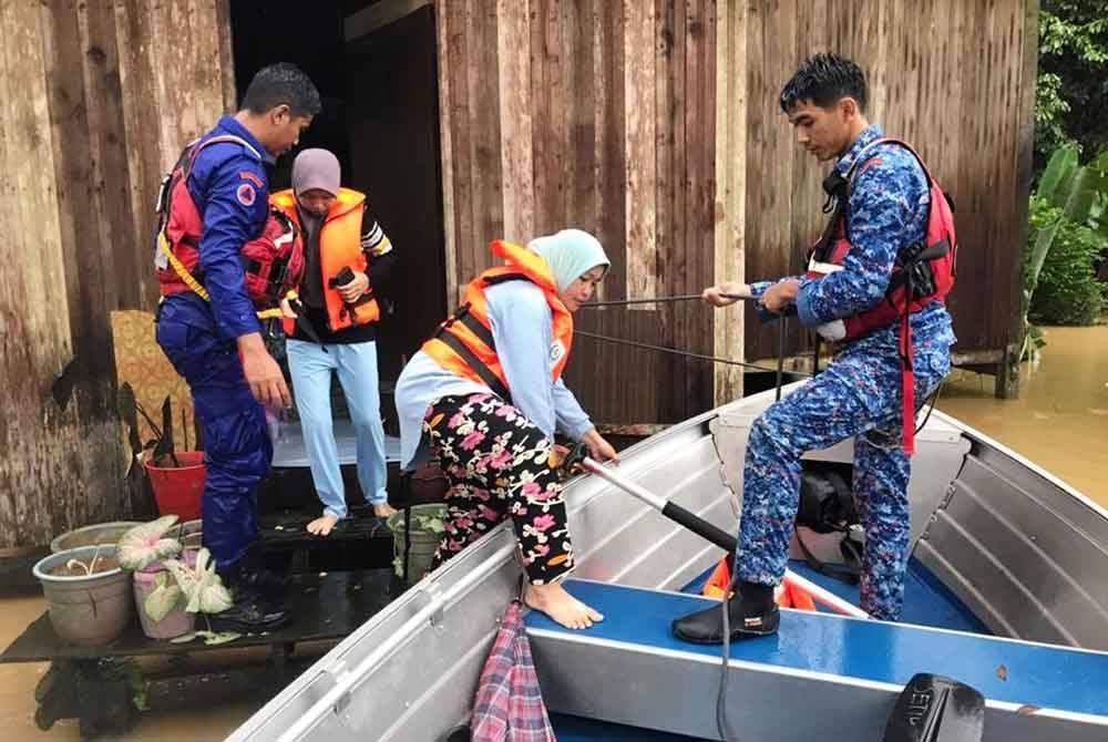 Antara mangsa banjir yang dipindahkan setelah kediaman dinaiki air di Kampung Hulu Seladang, Setiu. FOTO: APM