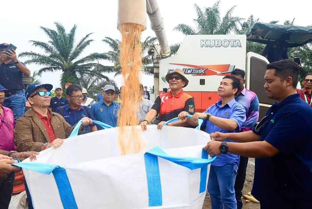 Izham (tiga dari kanan) meninjau lokasi ladang tanaman jagung bijian di Kuala Langat baru-baru ini.