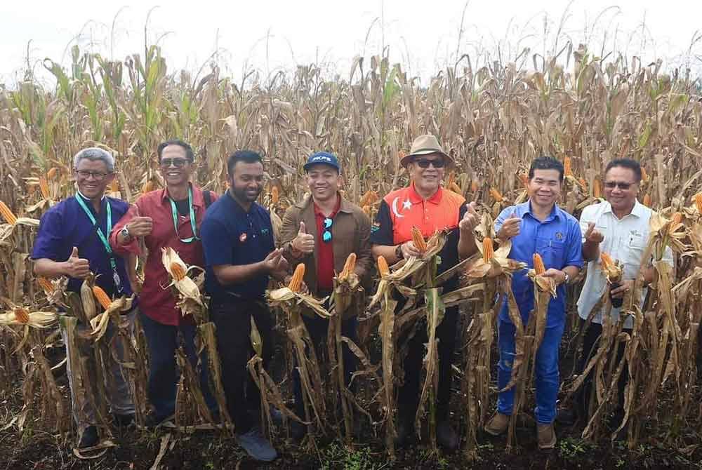 Izham (tiga dari kanan) meninjau lokasi ladang tanaman jagung bijian di Kuala Langat baru-baru ini.
