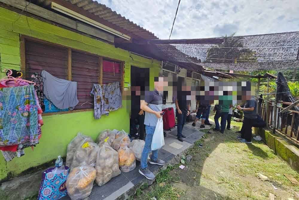 Polis menyerbu lokasi kes penyeludupan migran.