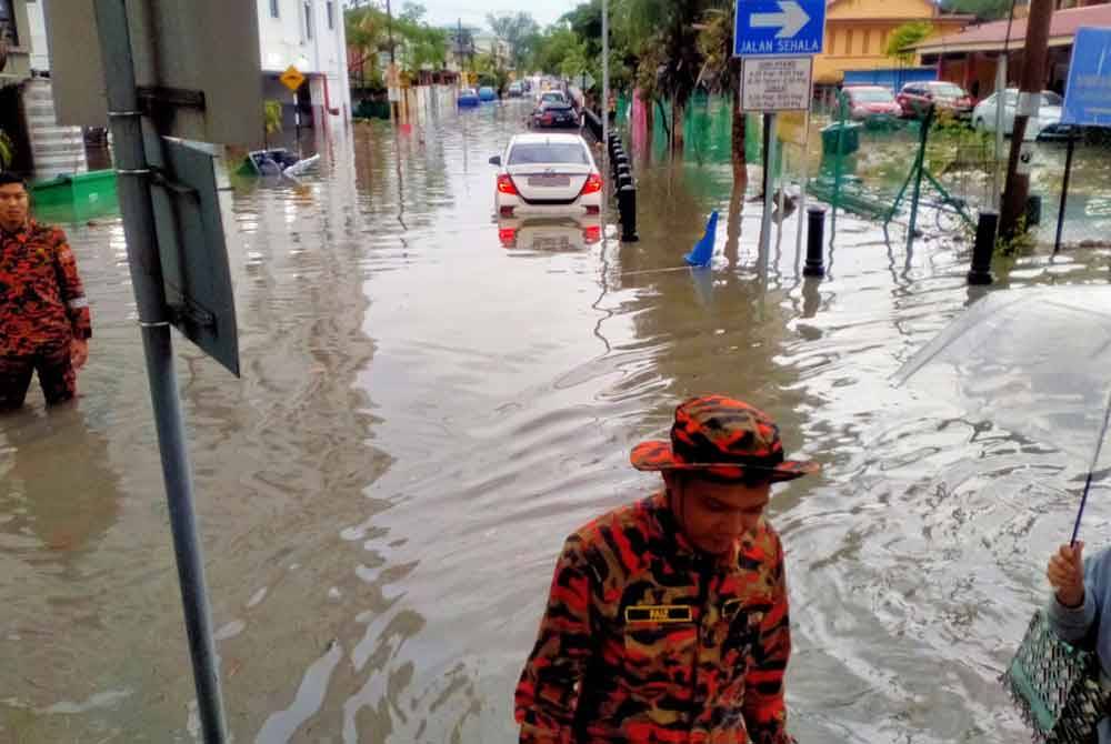 Banjir kilat melanda Taman Fair Park dekat Ipoh berada pada kedalaman antara 1 hingga 1.5 meter. Foto JBPM Perak