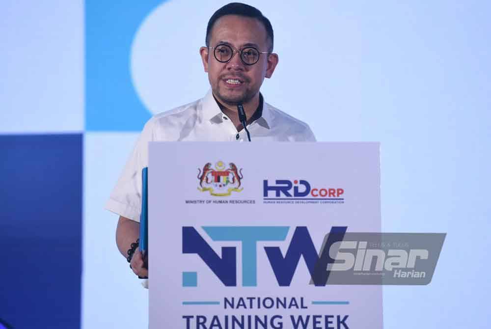Menteri Sumber Manusia, Steven Sim Chee Keong berucap ketika Majlis Pra Pelancaran NTW 2024 dan Program Libat Urus yang berlangsung di Hilton Hotel pada pada Rabu. Foto Sinar Harian MOHD RAFIQ REDZUAN HAMZAH