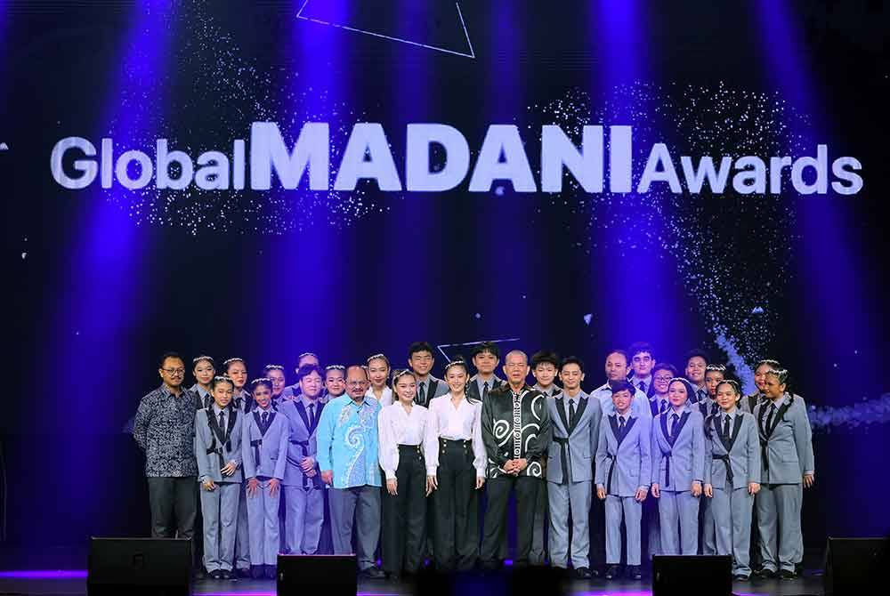 Timbalan Perdana Menteri, Datuk Seri Fadillah Yusof (tengah) bergambar bersama penari-penari persembahan pembukaan selepas melancarkan ‘Global Madani Awards’ di sini malam Rabu. Foto Bernama