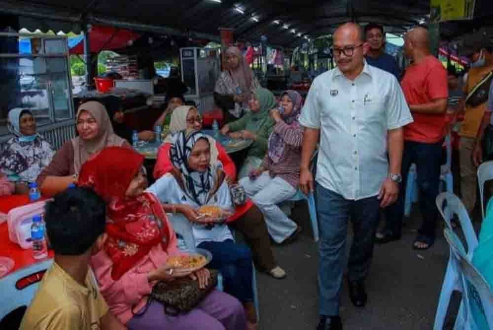 Mohd Salleh (tengah) turun padang bertemu dan berbincang dengan peniaga Medan Selera Pasar Besar Alor Setar pada Selasa.