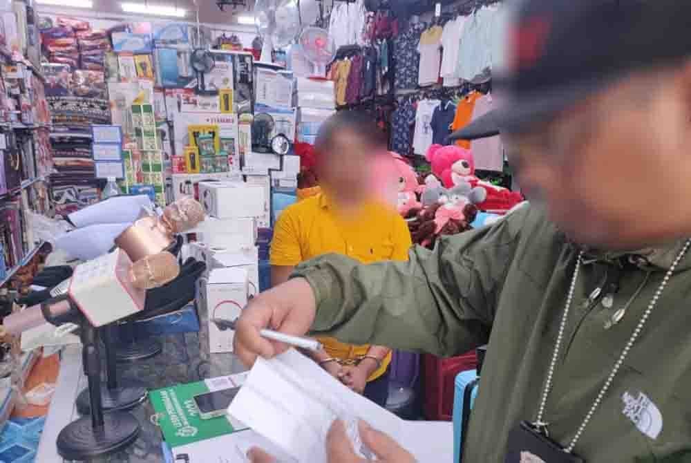 Pegawai Jabatan Imigresen Johor melakukan pemeriksaan terhadap pekerja warga asing.