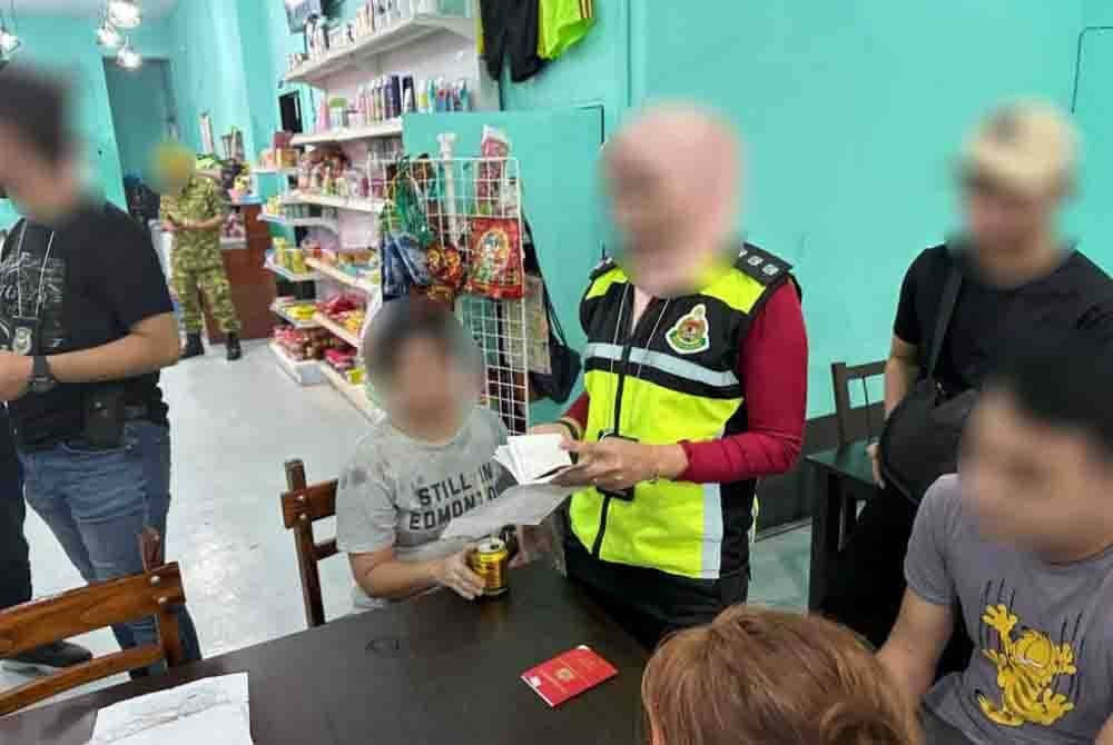 Operasi Jabatan Imigresen Johor dilakukan di beberapa premis di Senai, Johor Bahru dalam usaha menggempur warga asing.