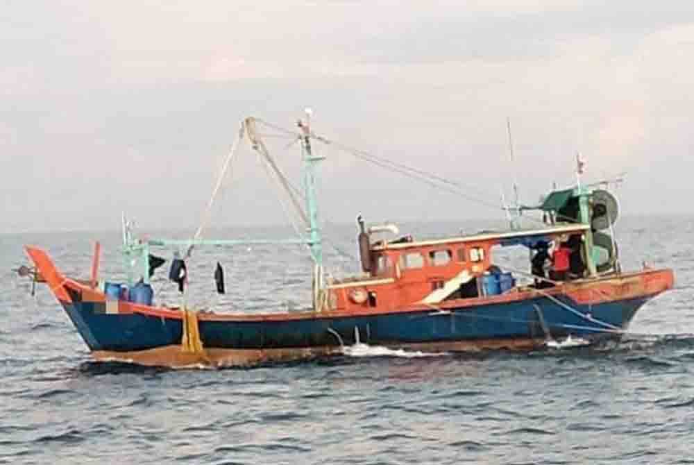 Sebuah bot nelayan dipercayai dikendalikan tekong dan kru warga Myanmar ditahan di kedudukan 6.4 batu nautika dari daratan Sekinchan pada Rabu.