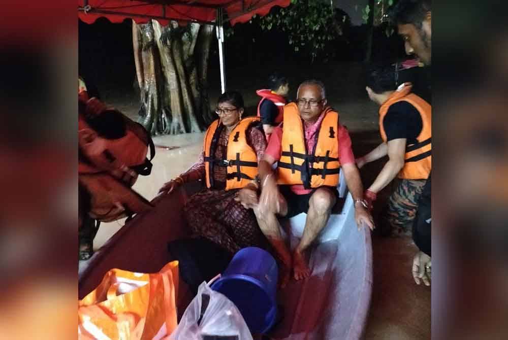 Beberapa pengunjung yang terperangkap dalam banjir di Kuil Sri Muniswarar Maha Mariamman dipindahkan pihak bomba.