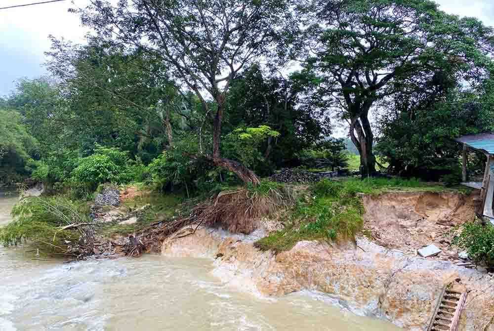 Situasi itu berlaku ekoran hujan lebat tanpa henti menyebabkan air sungai melimpah sehingga ke kawasan rumah sekali gus membawa kepada berlakunya runtuhan.