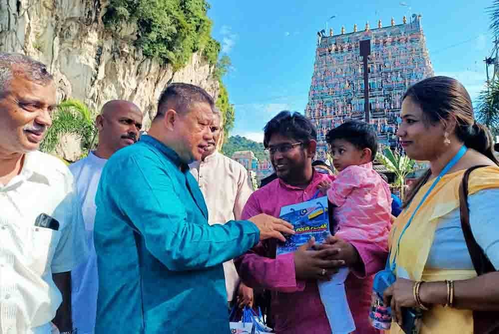 Azizi menyantuni pengunjung sempena Program High Profile Policing Polis Perak sempena sambutan Thaipusam peringkat negeri di Kuil Sri Subramaniar di Gunung Cheroh dekat Ipoh pada Khamis.