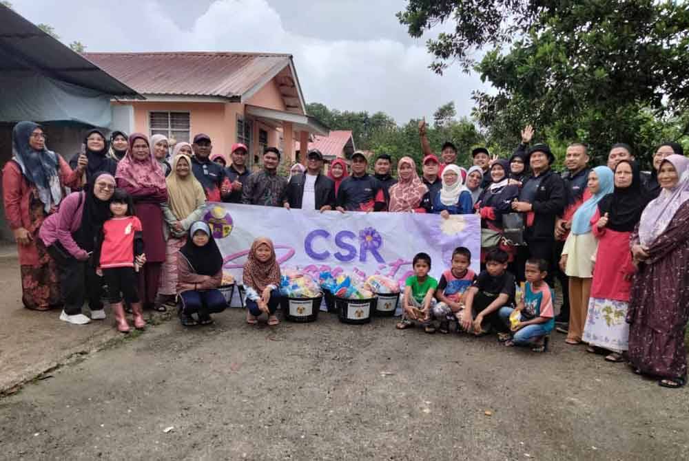 Penduduk Taman Kelapa Wangi bergambar bersama ahli Puspanita dan sukarelawan Yayasan Raja Shamrin.