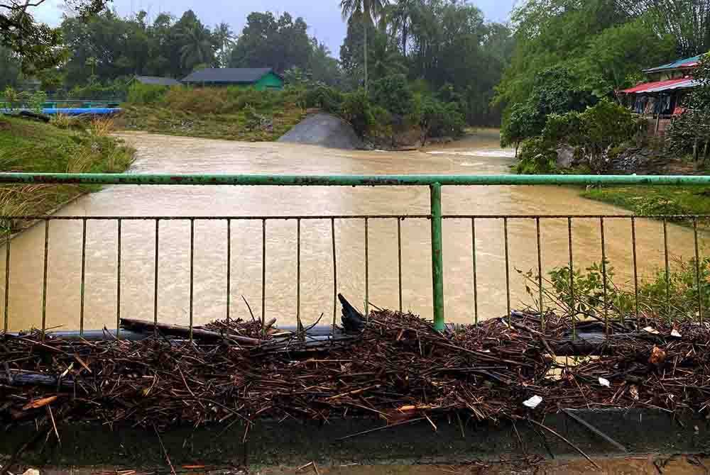 Keadaan terkini Sungai Jeram pada Khamis, kelihatan sisa sampah sarap yang dibawa air semasa banjir pada Rabu.