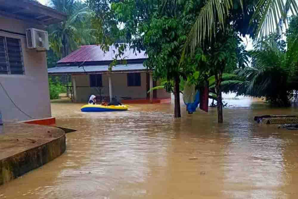 Kartini berkongsi keadaan rumahnya di Pengkalan Pauh, Pasir Puteh semasa banjir pada Rabu.