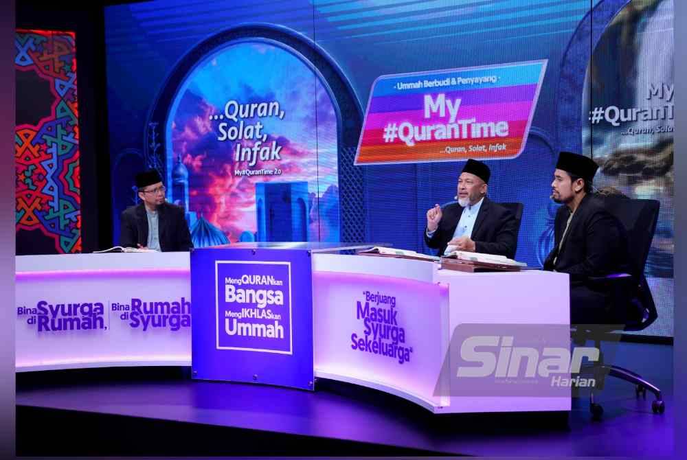 Mufti Negeri Sembilan, Datuk Dr Mohd Faudzinaim Badaruddin ketika menjadi ahli panel bagi rakaman program My #QuranTime (MQT) yang dihoskan oleh Ketua Pegawai Penyelidik Yayasan Warisan Ummah Ikhlas (WUIF), Fazrul Ismail dan Ustaz Ahmad Tirmizi Ali di Studio MQT pada Khamis. Foto Sinar Harian-MOHD HALIM ABDUL WAHID.