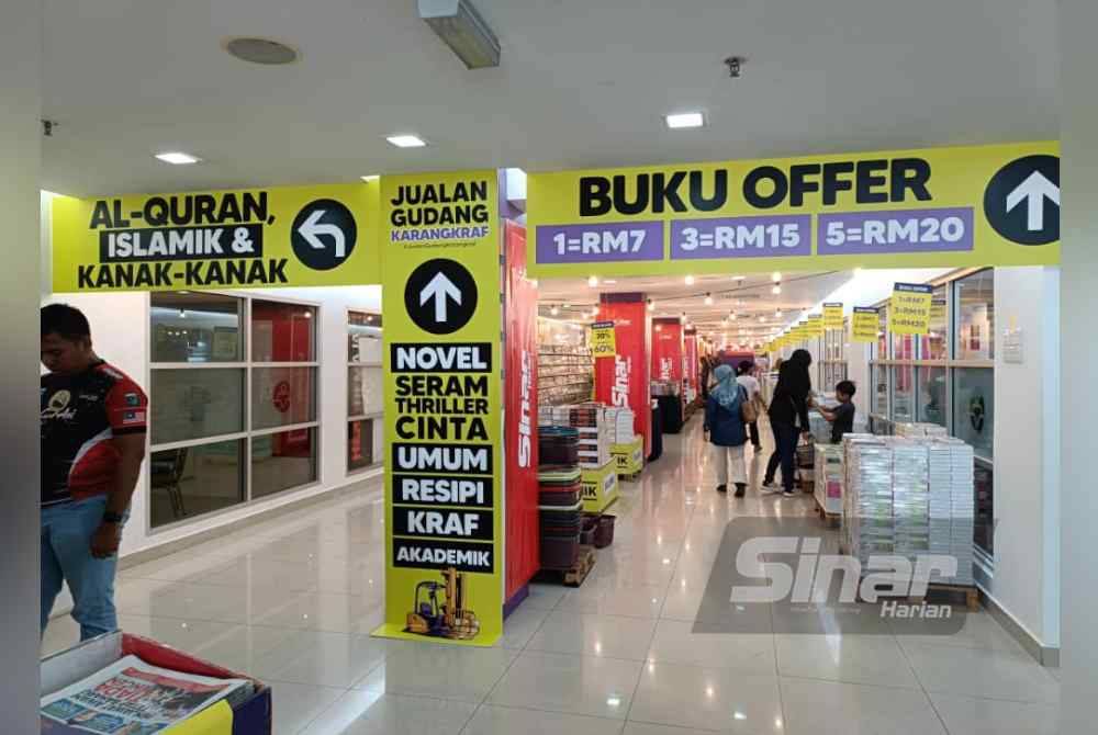 Jualan Gudang Karangkraf 2024 kembali temui pengunjung di Kompleks Kumpulan Karangkraf pada Khamis.