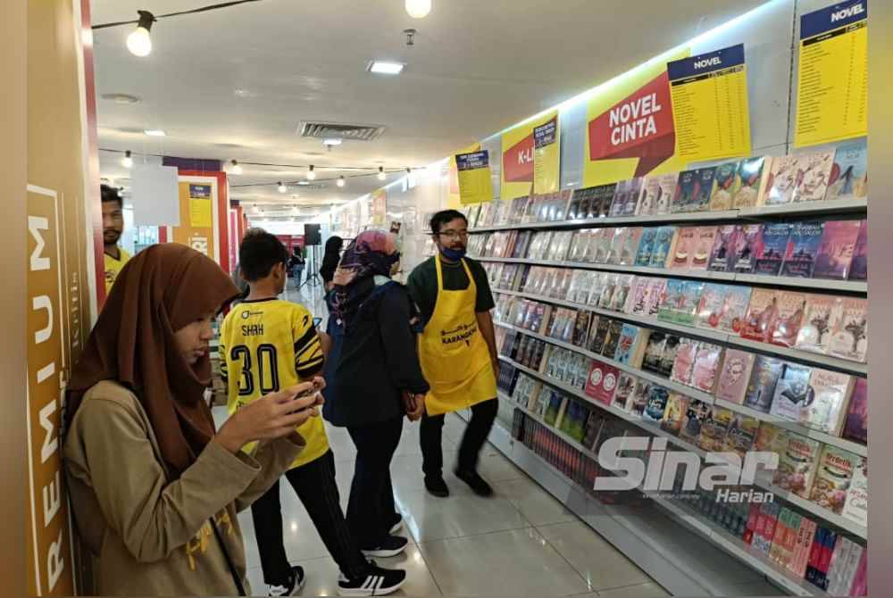 
Pengunjung melihat promosi yang ditawarkan sempena hari pertama Jualan Gudang Karangkraf 2024 di Kompleks Kumpulan Karangkraf pada Khamis.