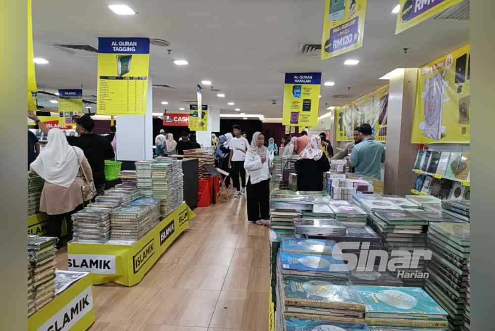 
Pengunjung melihat promosi yang ditawarkan sempena hari pertama Jualan Gudang Karangkraf 2024 di Kompleks Kumpulan Karangkraf pada Khamis.