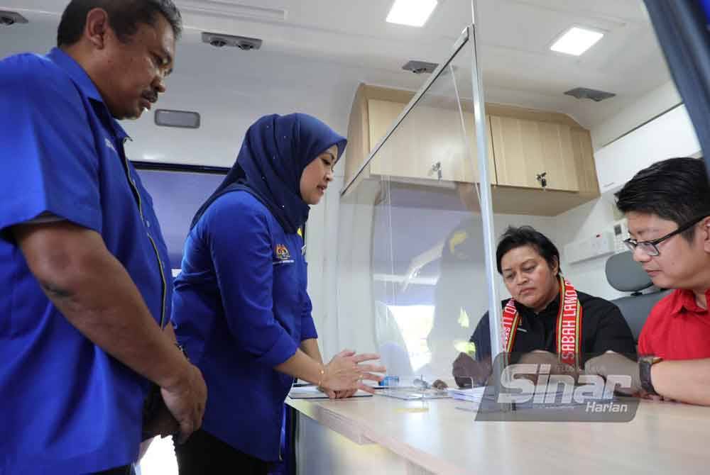 Azalina melawat klinik guaman bergerak selepas melancarkan Justice On Wheels di Dewan Gawir, Kampung Madsiang, Penampang.