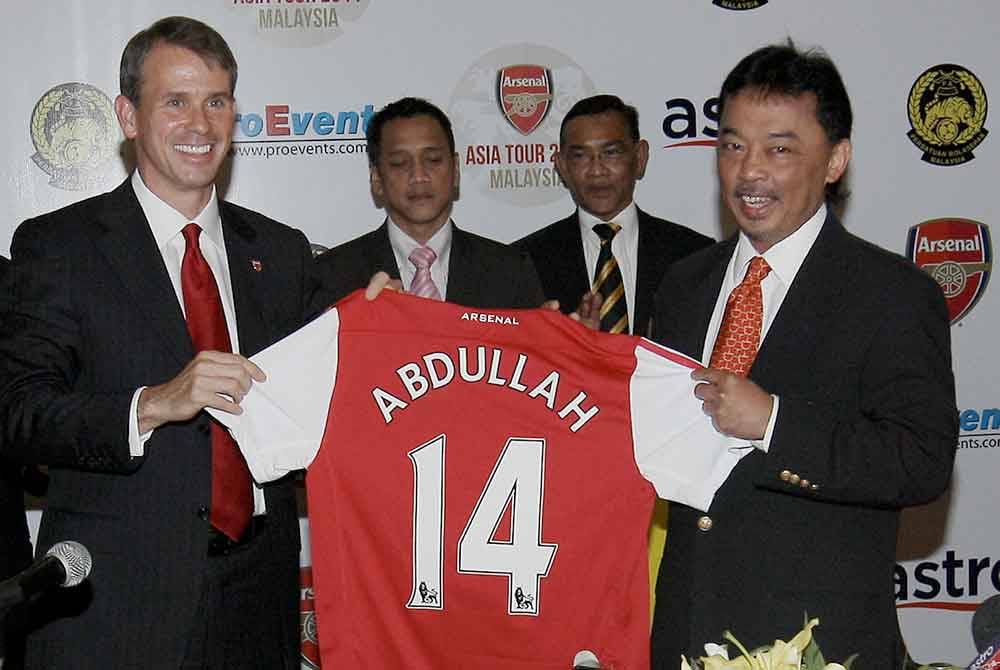 Al-Sultan Abdullah (kanan) menerima jersi dengan nama 'Abdullah' dari Arsenal FC. Foto fail Bernama